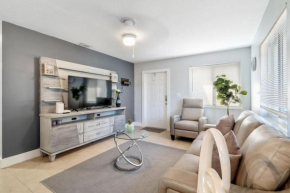 Roxanas 3bed 2bath Home with Modern Interior and BBQ Backyard
